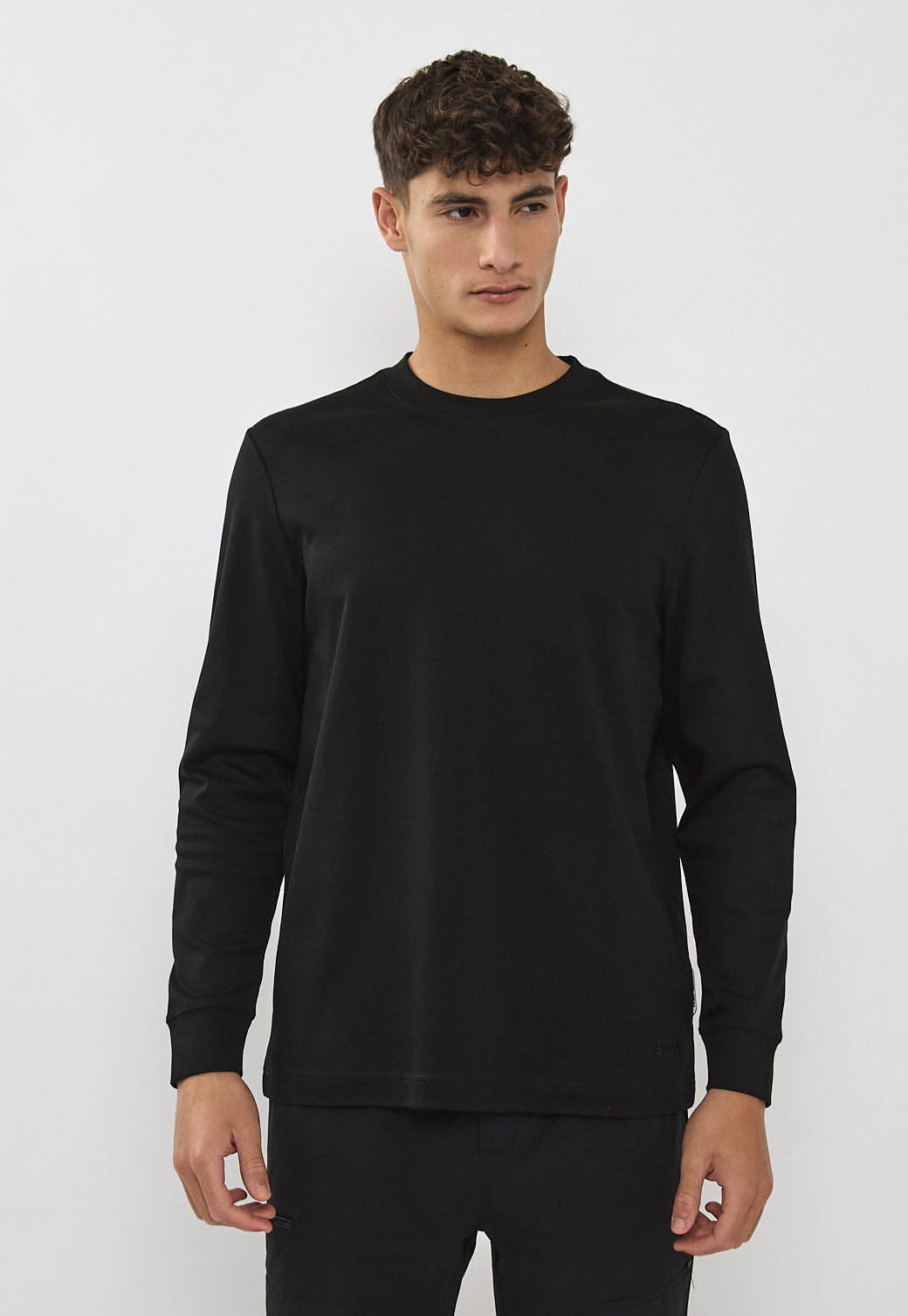 טי-שירט שרוול ארוך לגברים בצבע שחור עם הדפס גב