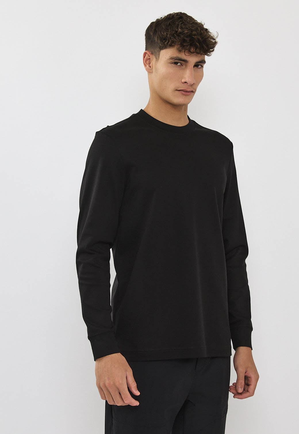 טי-שירט שרוול ארוך לגברים בצבע שחור עם הדפס גב