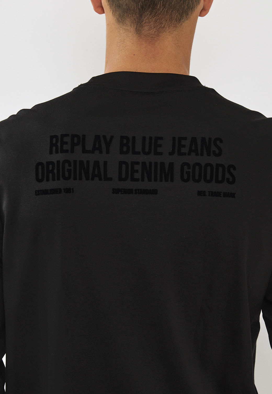 טי-שירט ארוכה לגברים בצבע שחור עם הדפס