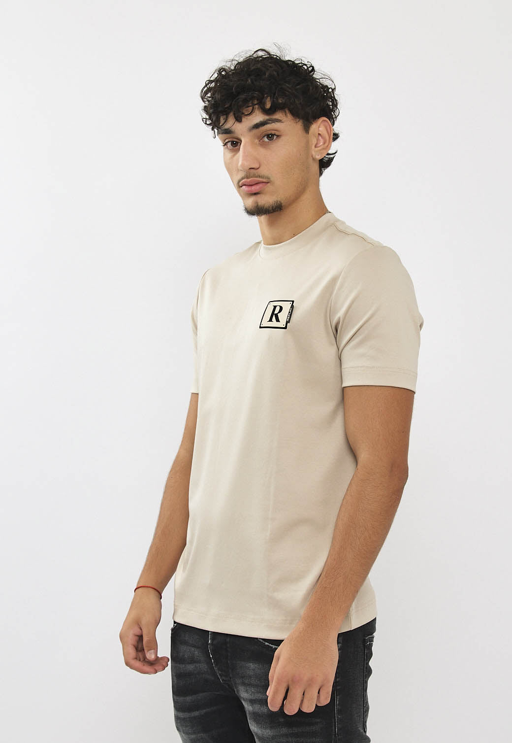טי-שירט לגברים בצבע בז׳ בהיר עם לוגו R בחזה