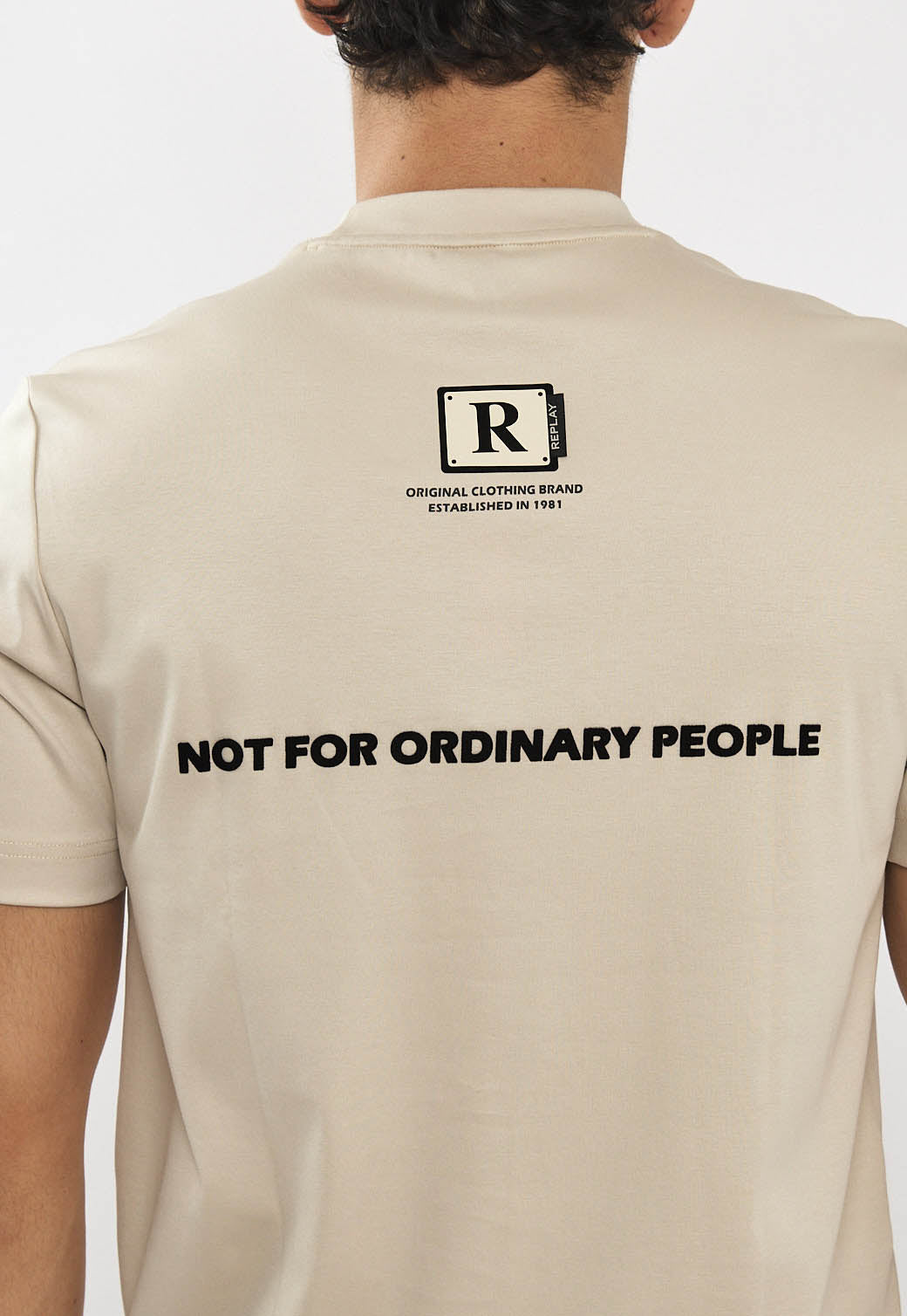 טי-שירט לגברים בצבע בז׳ בהיר עם לוגו R בחזה