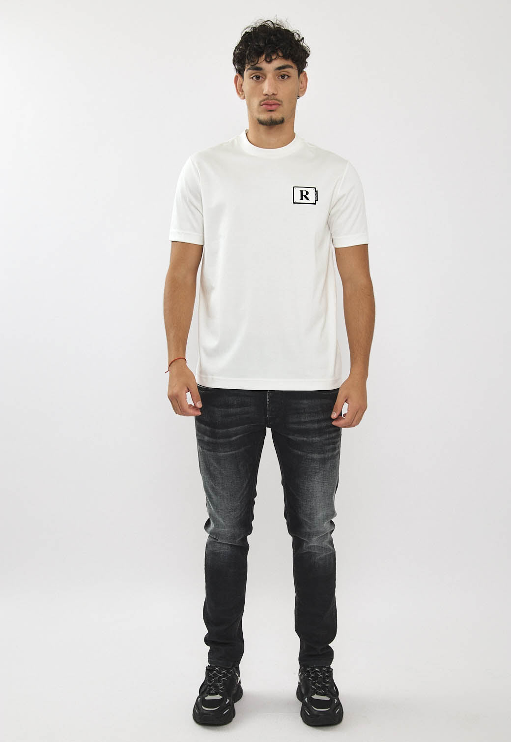 טי-שירט לגברים בצבע לבן עם לוגו R מודפס