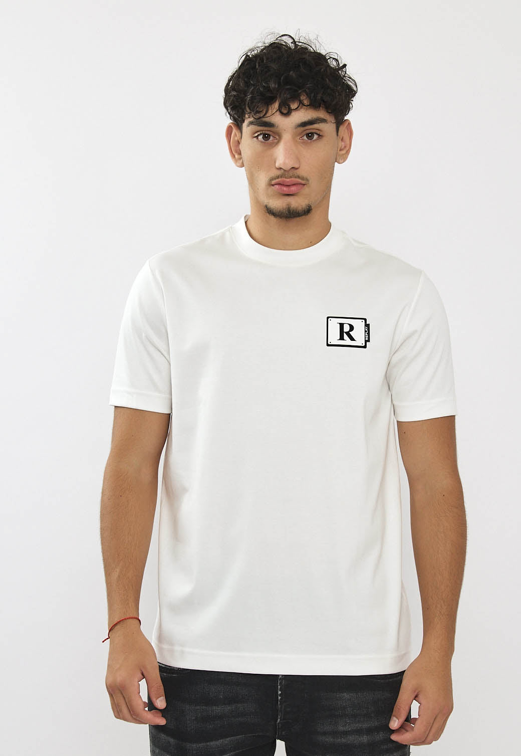 טי-שירט לגברים בצבע לבן עם לוגו R מודפס