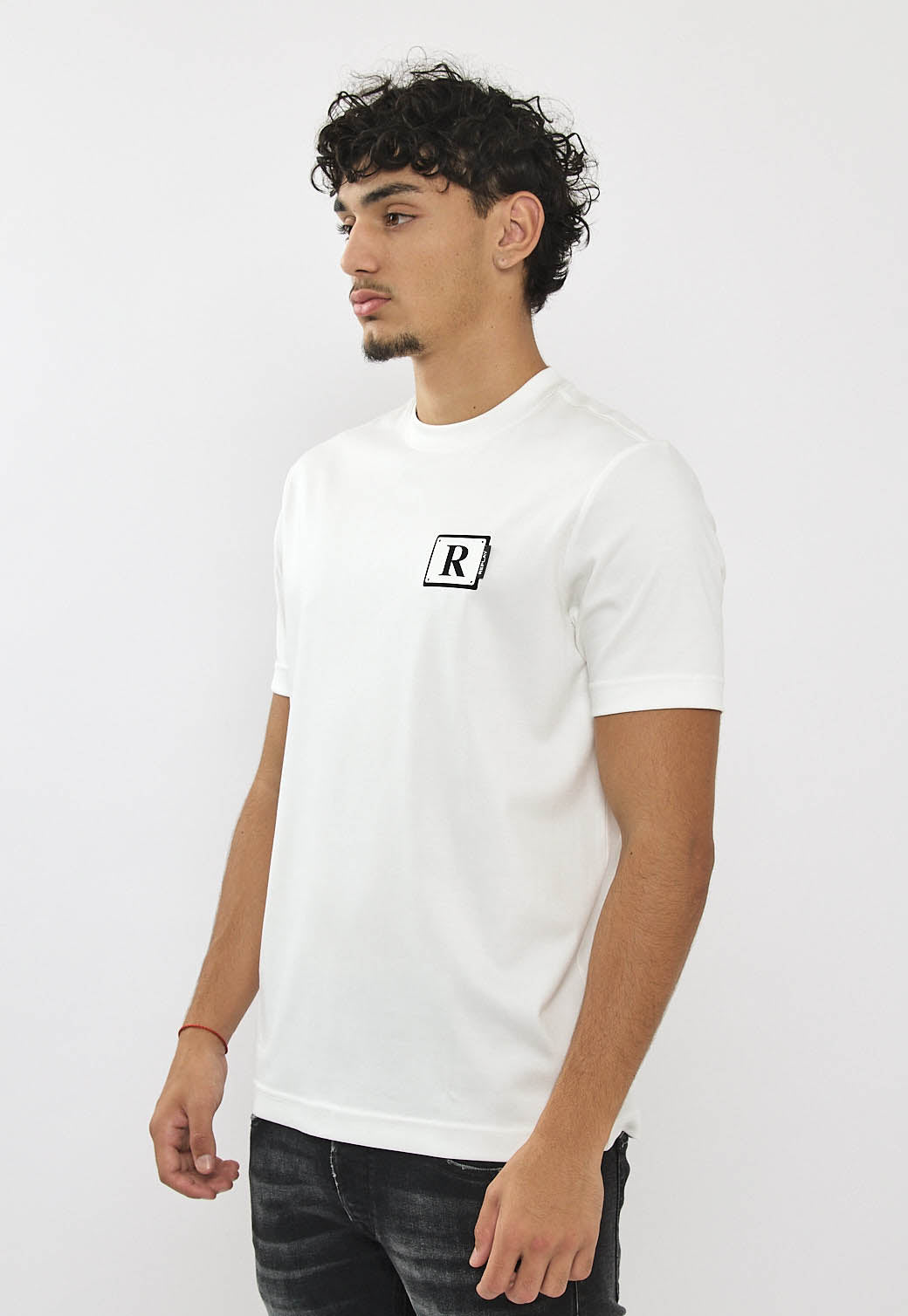 טי-שירט לגברים בצבע לבן עם לוגו R מודפס