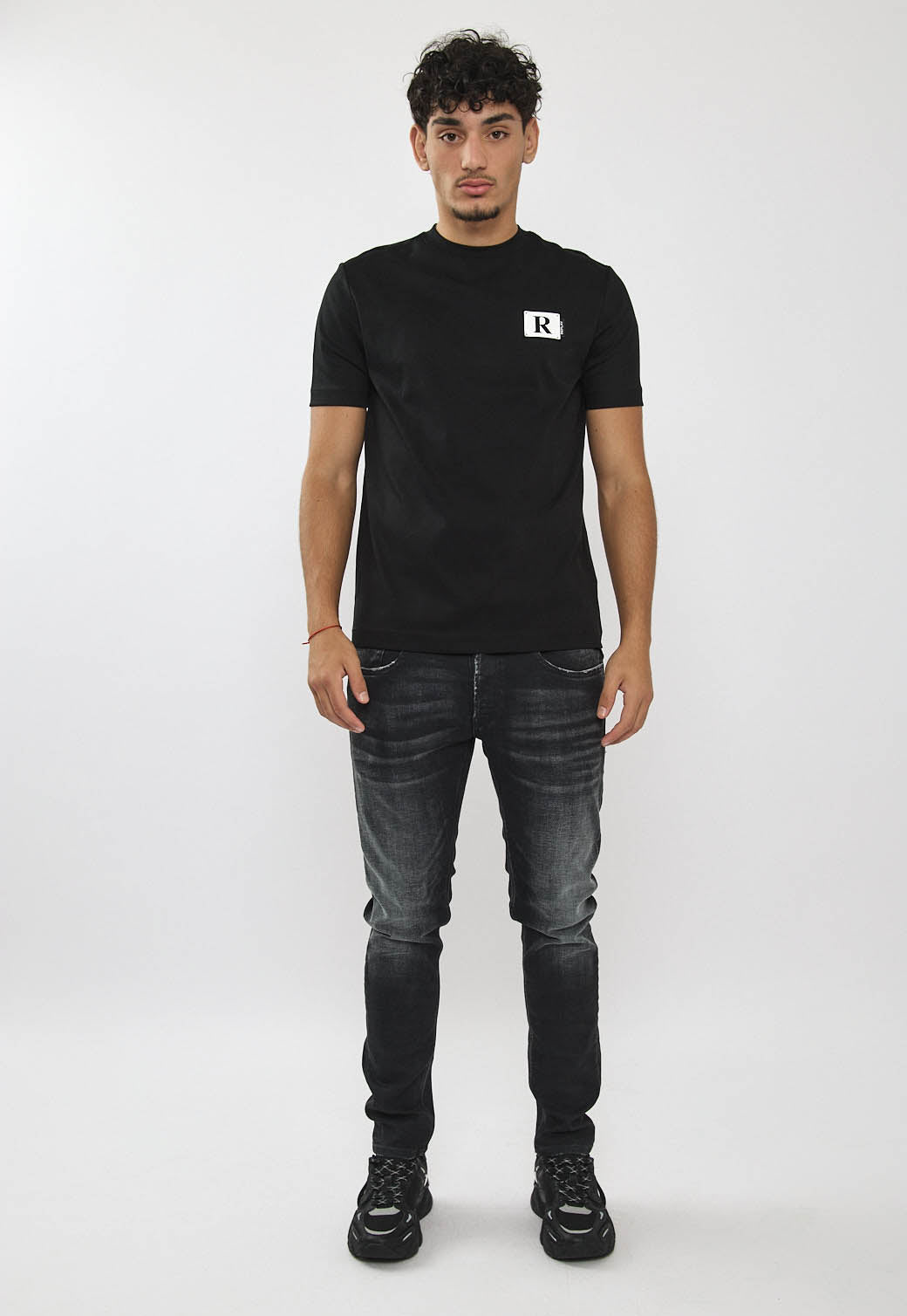 טי שירט לגברים בצבע שחור עם לוגו R