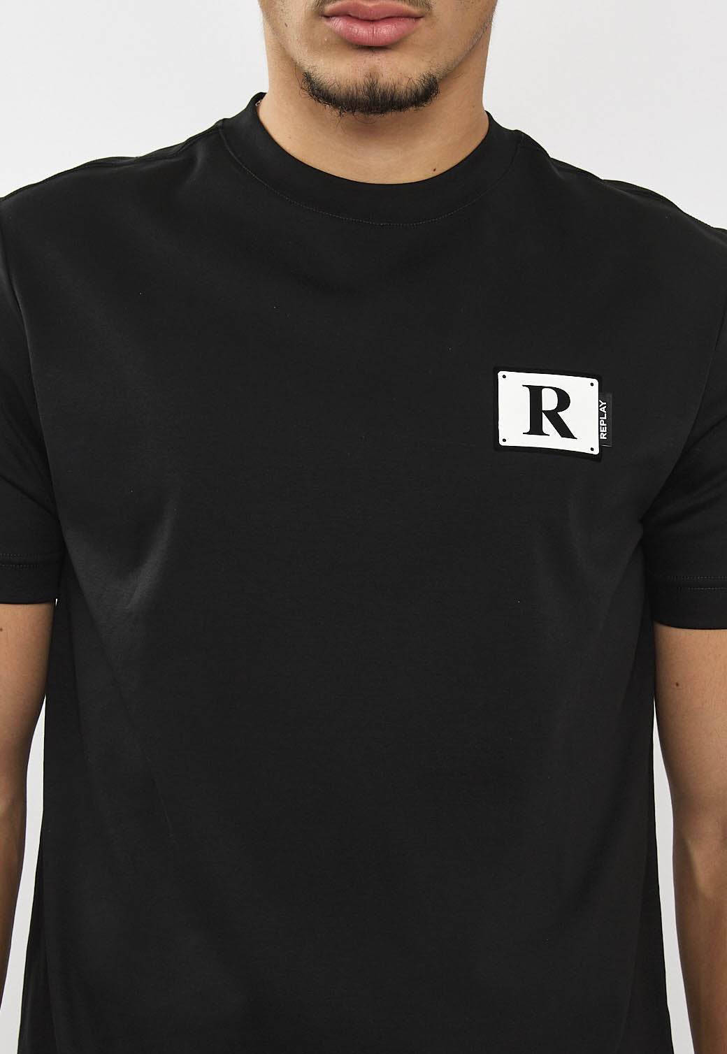 טי שירט לגברים בצבע שחור עם לוגו R