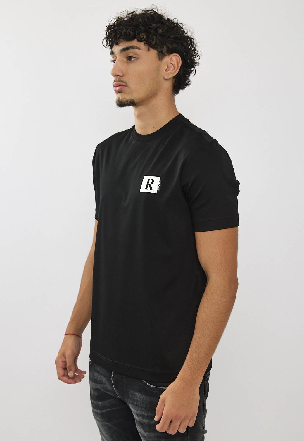 טי שירט לגברים בצבע שחור עם לוגו R
