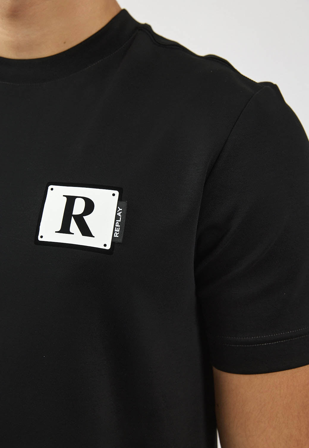 טי שירט לגברים בצבע שחור עם לוגו R