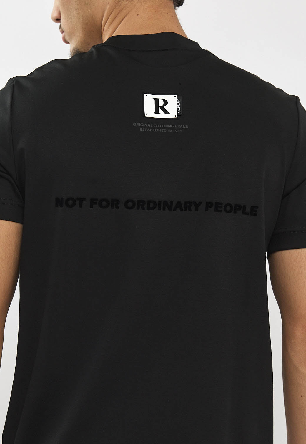 טי שירט לגברים בצבע שחור עם לוגו R