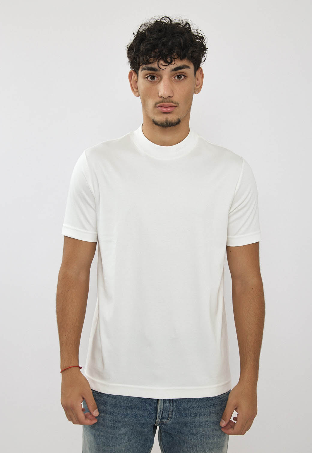 טי-שירט לגברים בצבע לבן