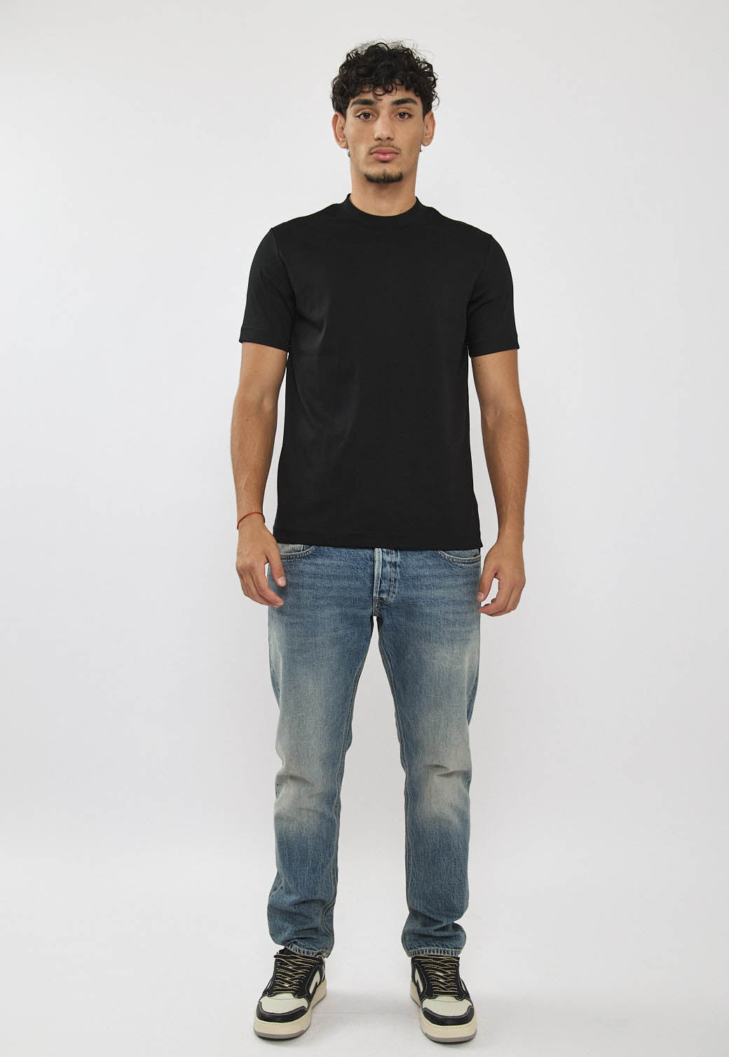 טי-שירט לגברים בצבע שחור