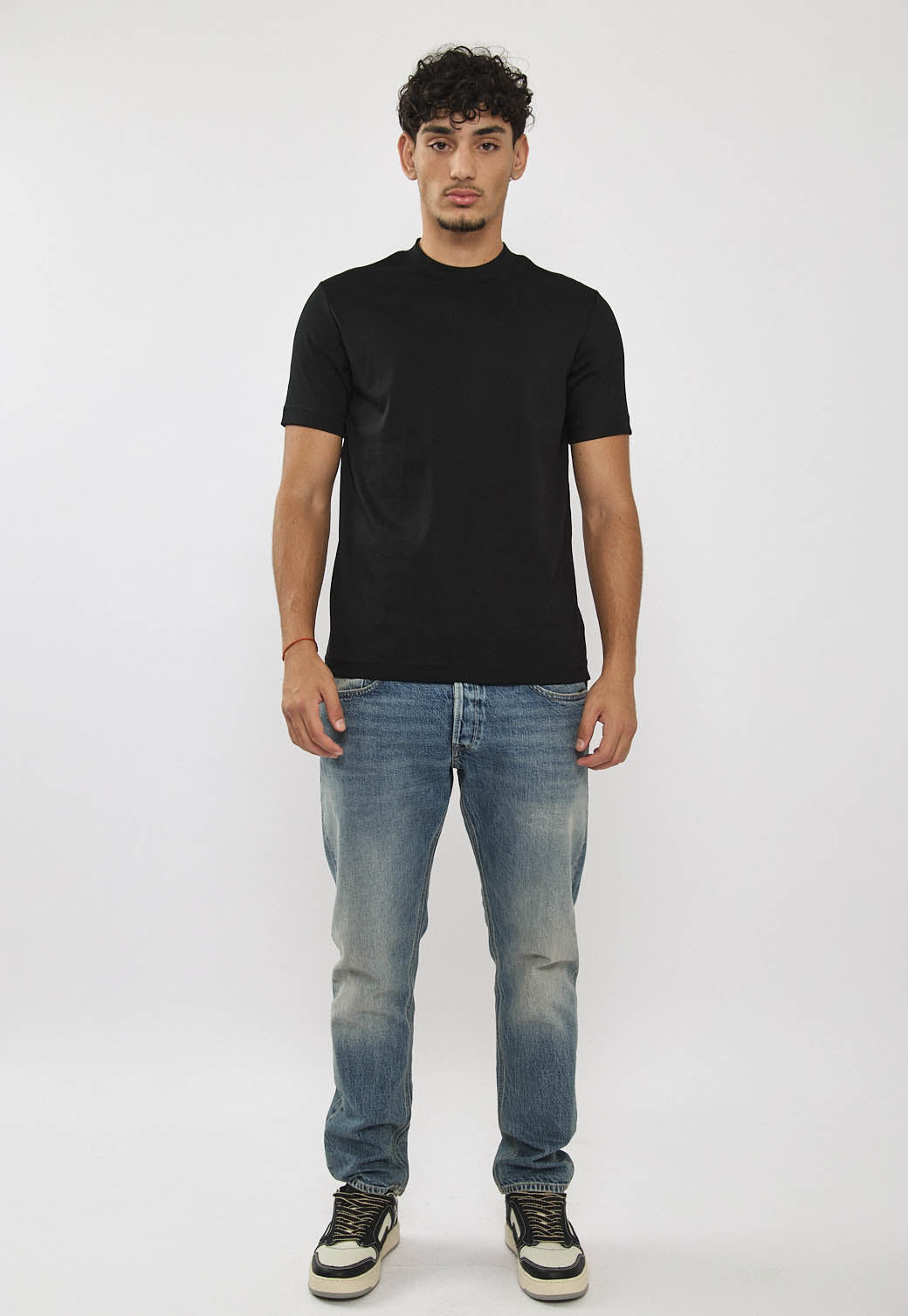 טי-שירט לגברים בצבע שחור