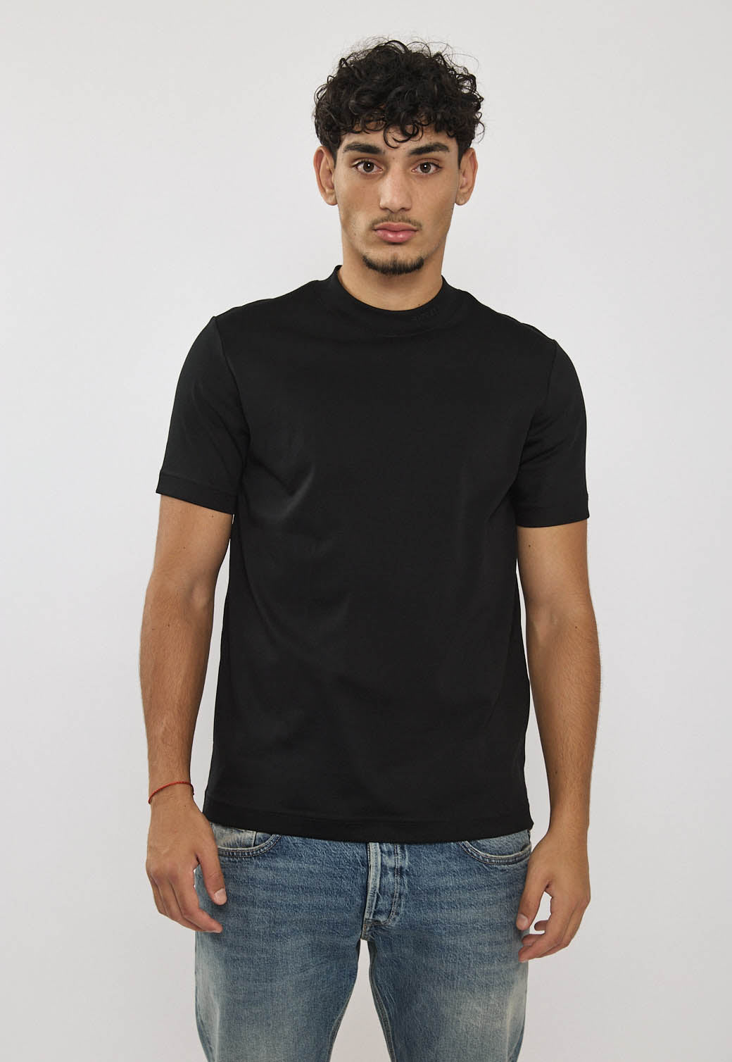 טי-שירט לגברים בצבע שחור