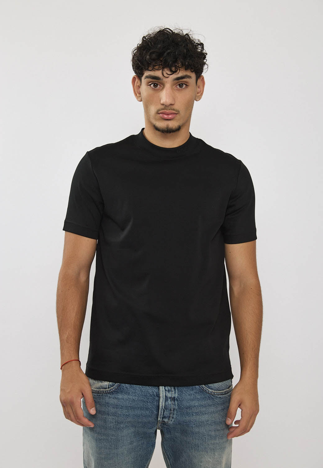 טי-שירט לגברים בצבע שחור