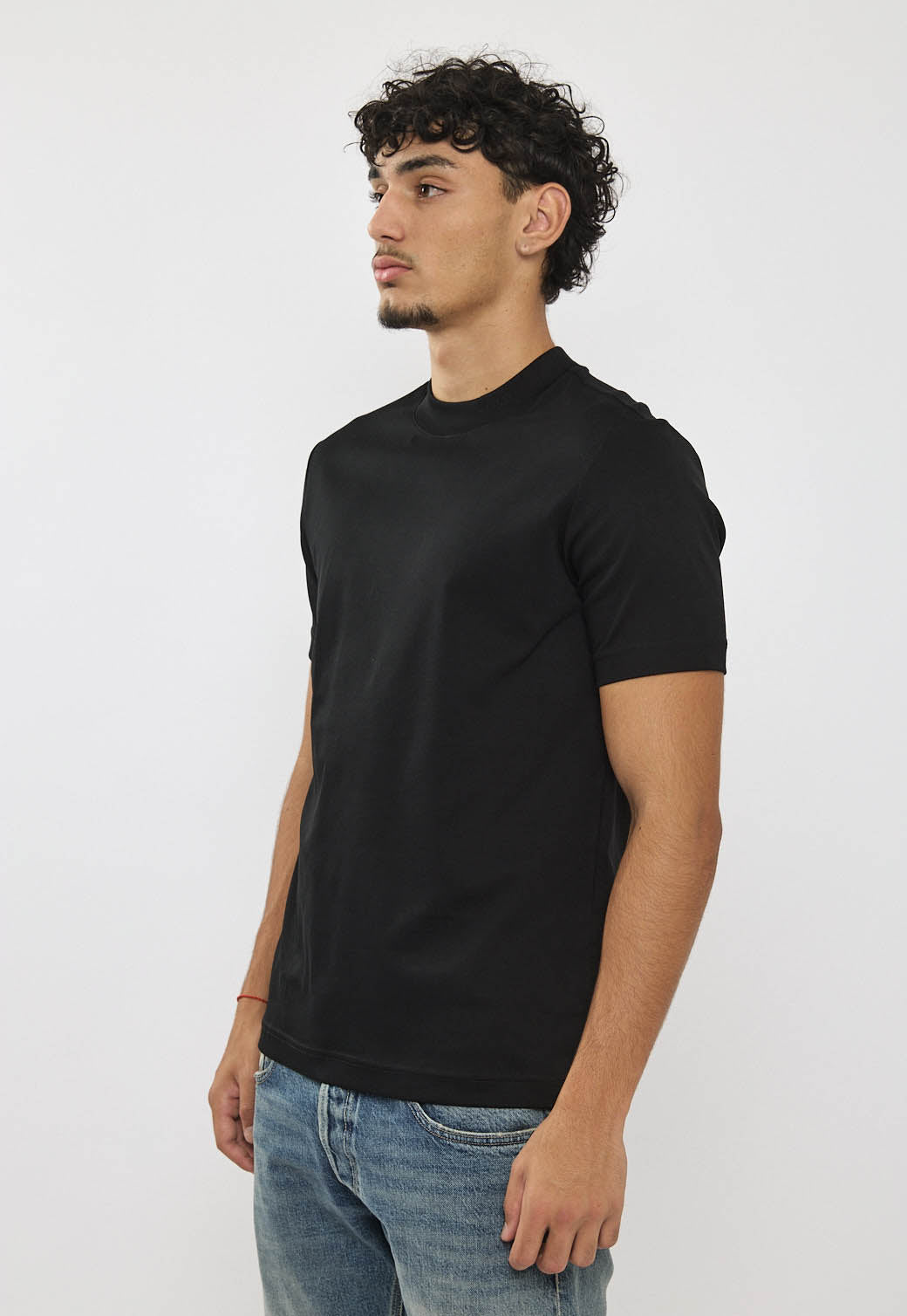 טי-שירט לגברים בצבע שחור