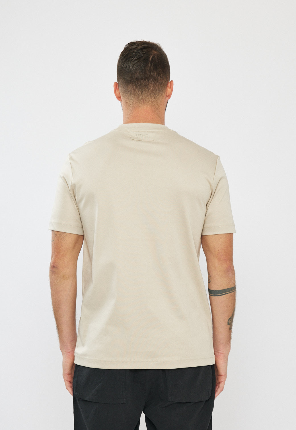 טי-שירט לגברים בצבע בז’ בהיר עם לוגו בצד