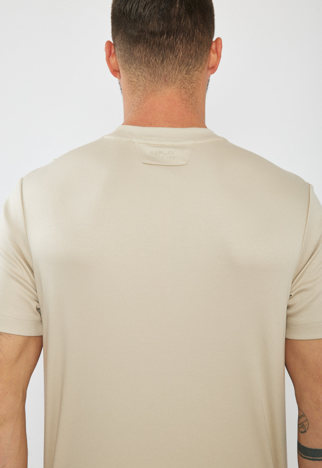 טי-שירט לגברים בצבע בז’ בהיר עם לוגו בצד