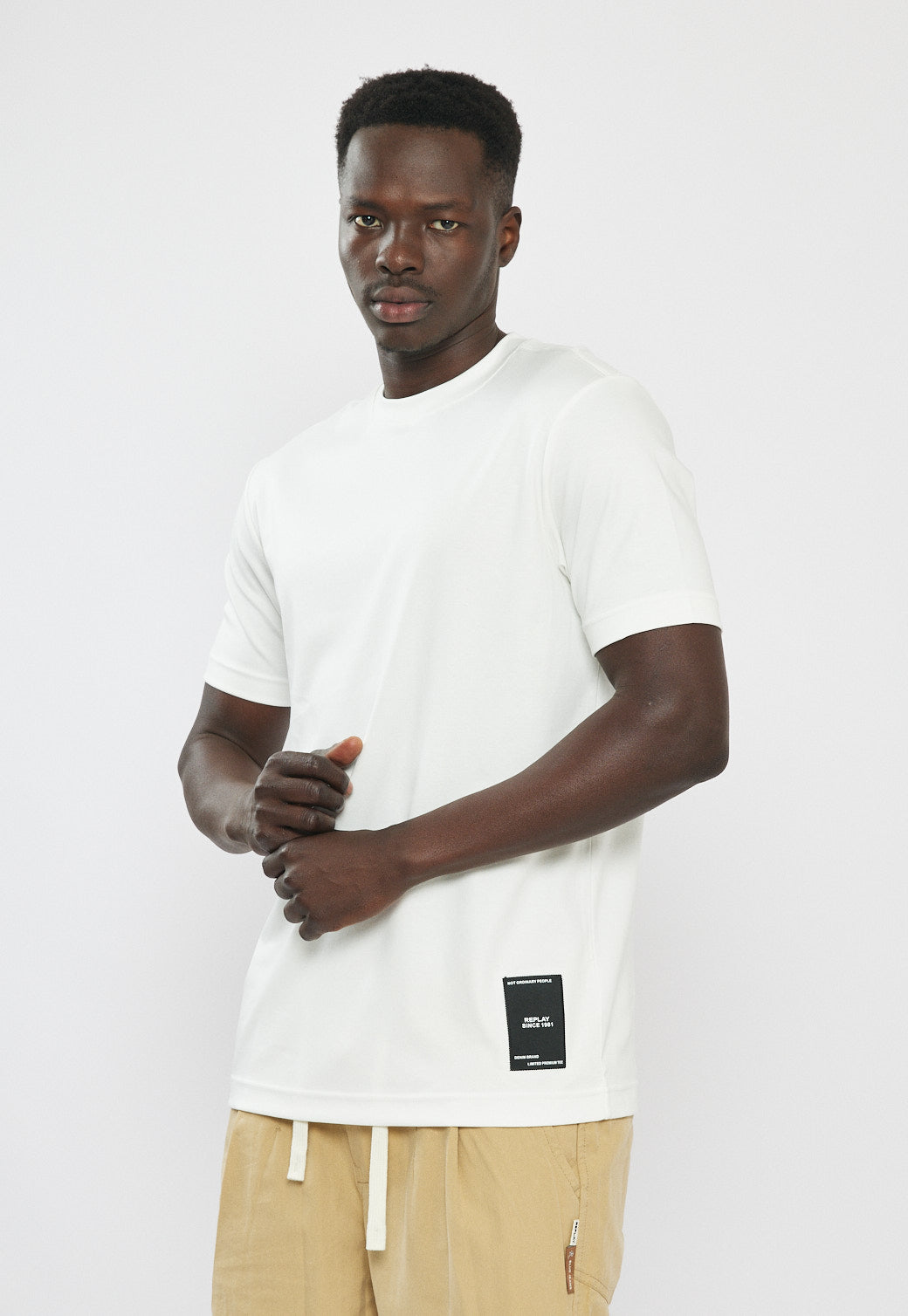 טי-שירט לגברים בצבע לבן עם לוגו