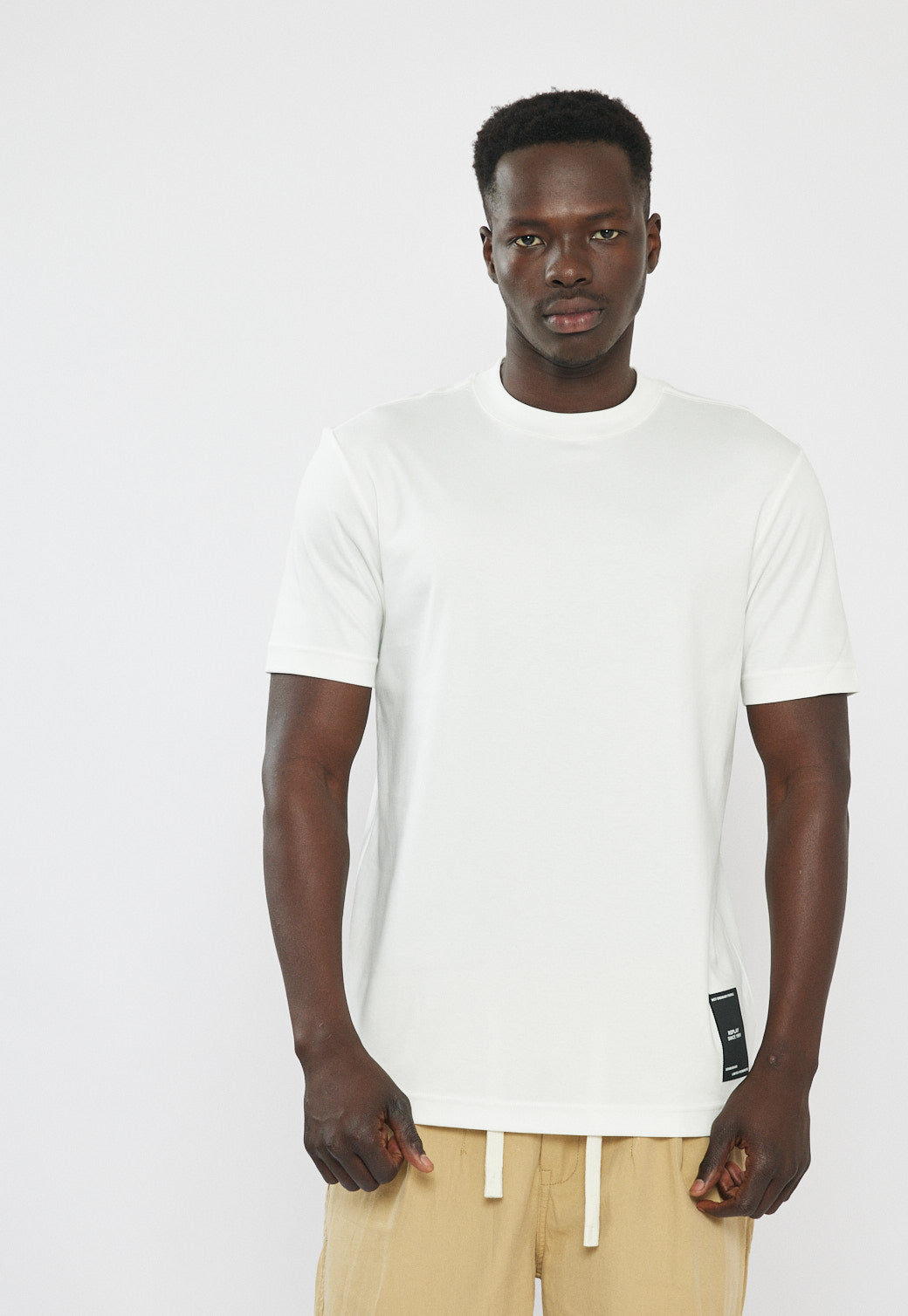 טי-שירט לגברים בצבע לבן עם לוגו