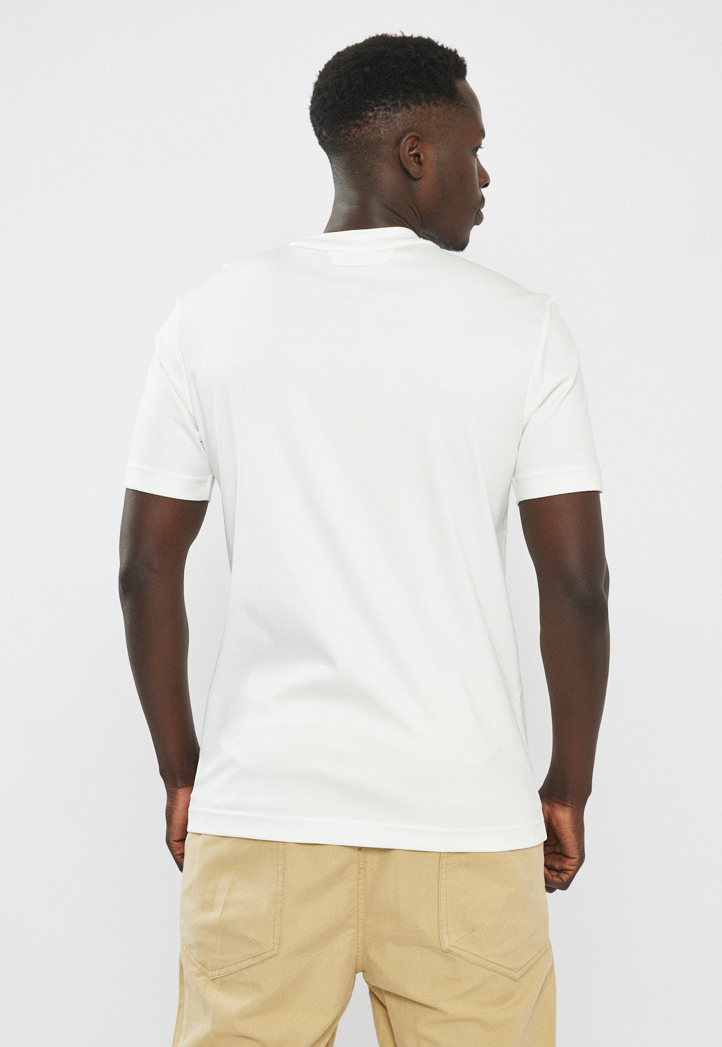 טי-שירט לגברים בצבע לבן עם לוגו