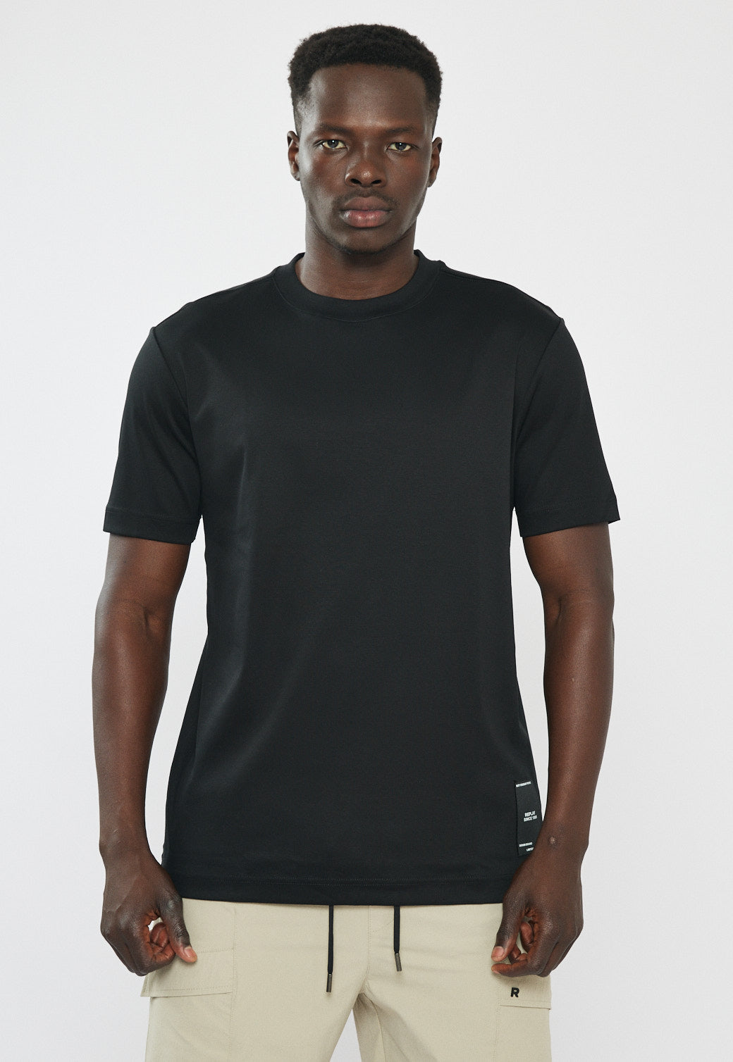 טי-שירט לגברים בצבע שחור עם לוגו צדדי