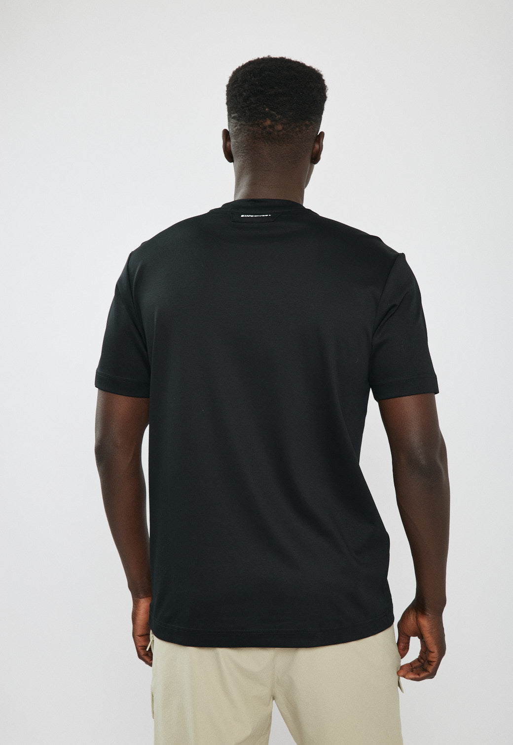 טי-שירט לגברים בצבע שחור עם לוגו צדדי