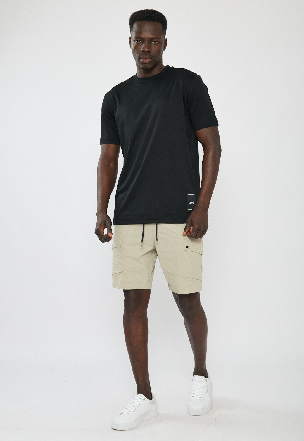 טי-שירט לגברים בצבע שחור עם לוגו צדדי