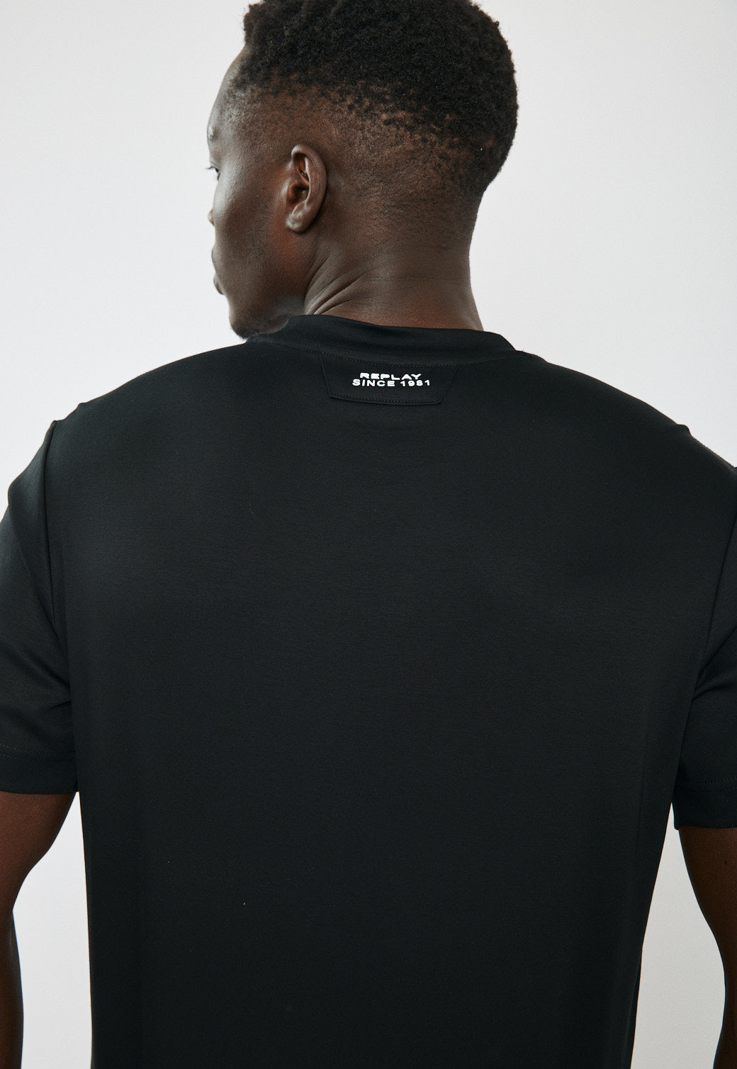 טי-שירט לגברים בצבע שחור עם לוגו צדדי