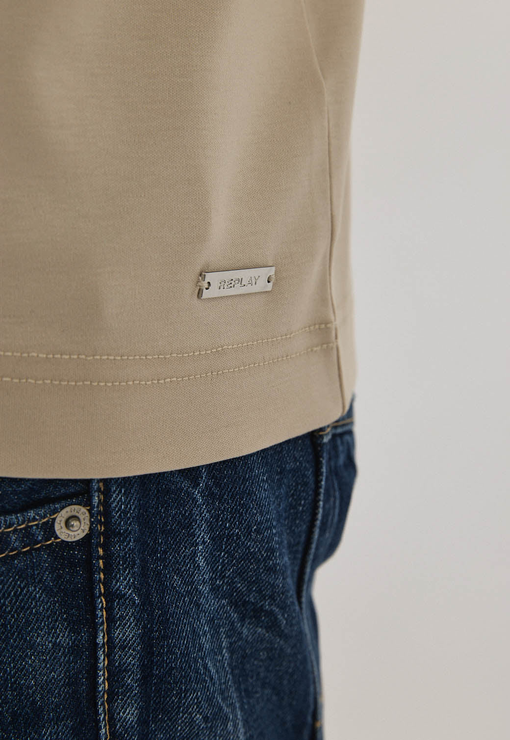 טי-שירט לגברים בצבע בז׳ בהיר