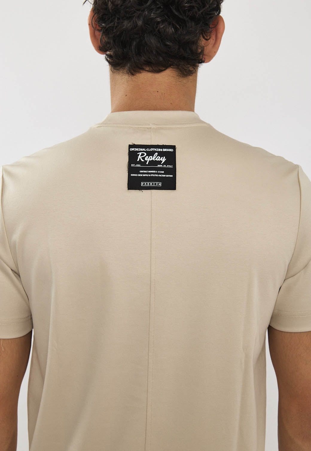 טי-שירט לגברים בצבע בז׳ בהיר