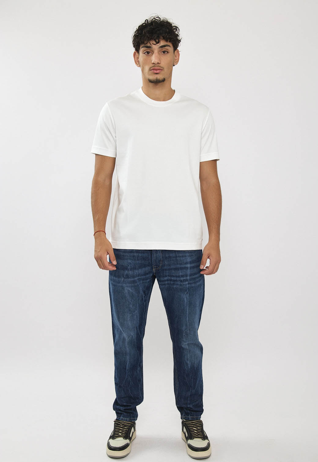 טי-שירט לגברים בצבע לבן בגזרה קלאסית