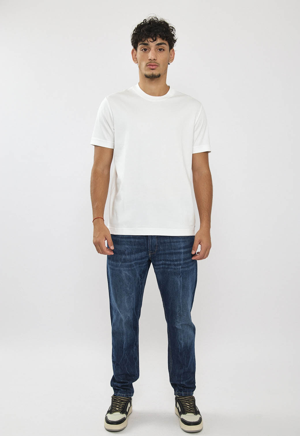 טי-שירט לגברים בצבע לבן בגזרה קלאסית