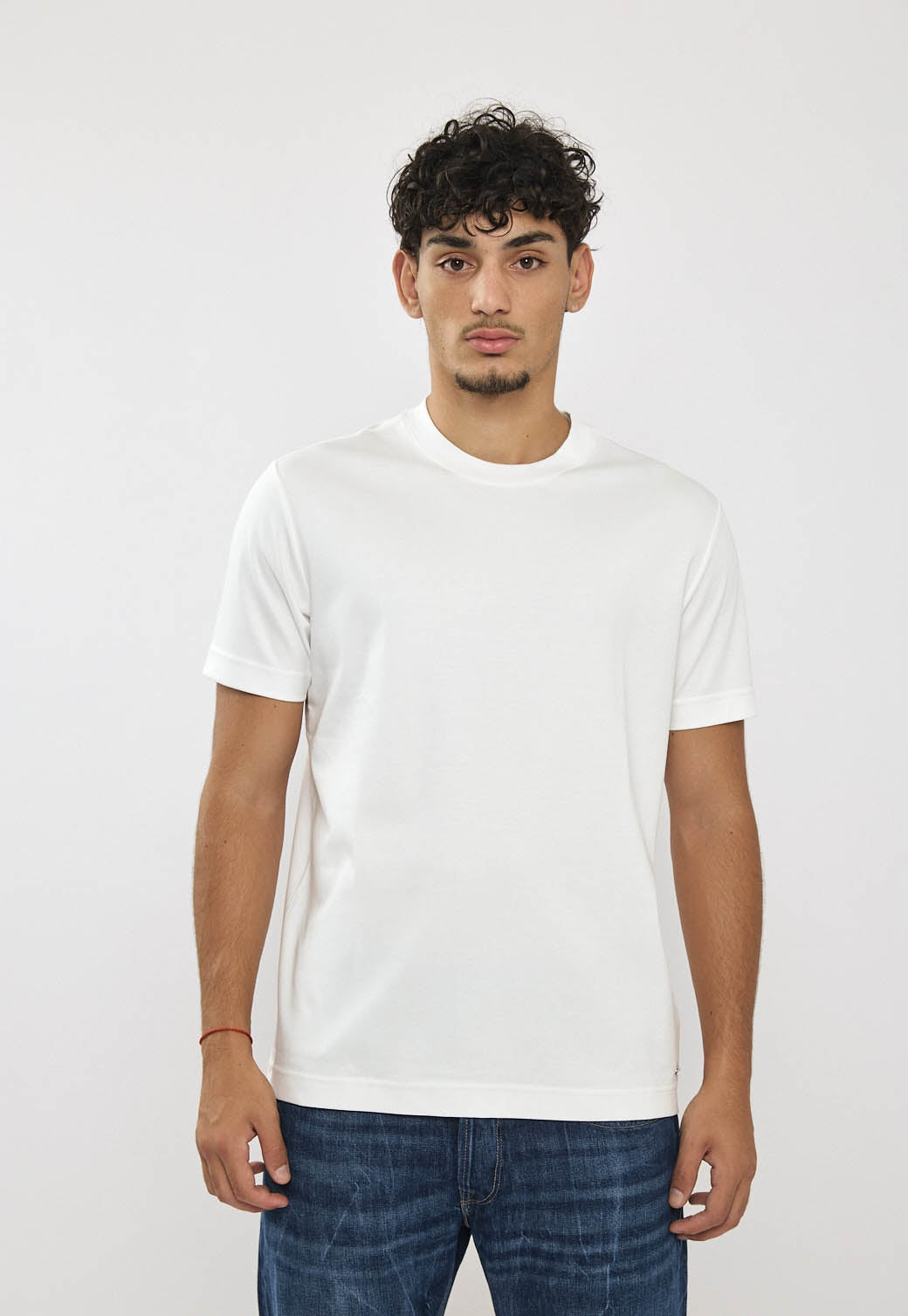 טי-שירט לגברים בצבע לבן בגזרה קלאסית