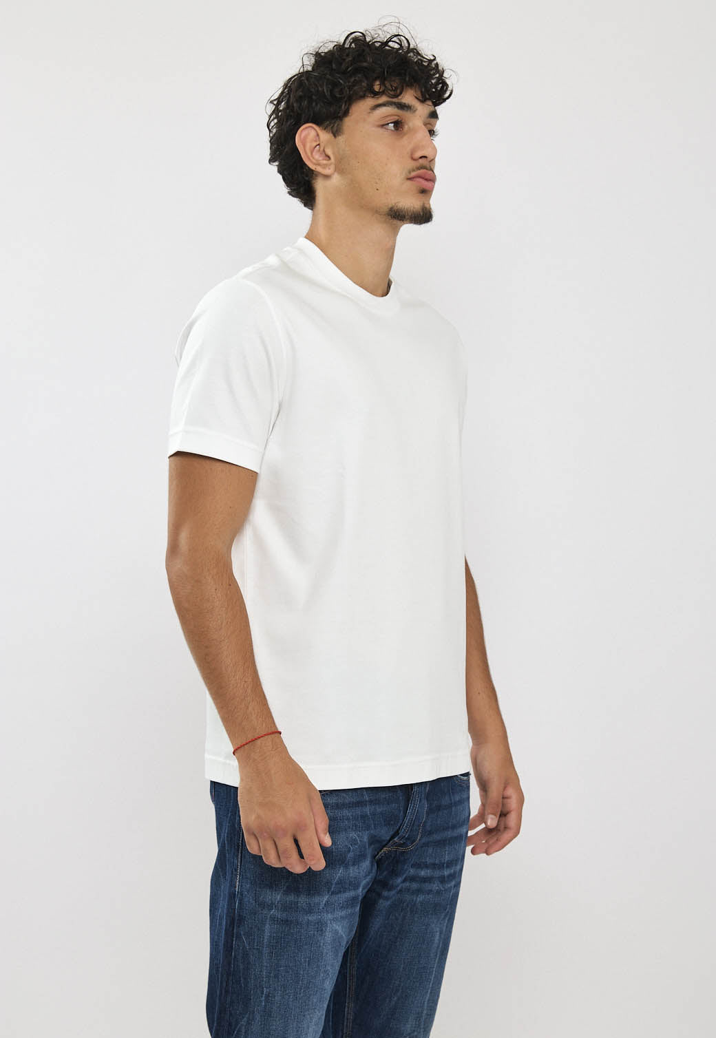 טי-שירט לגברים בצבע לבן בגזרה קלאסית