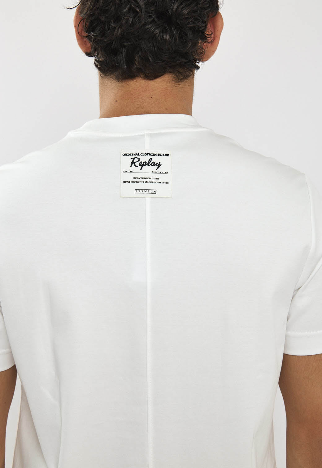 טי-שירט לגברים בצבע לבן בגזרה קלאסית