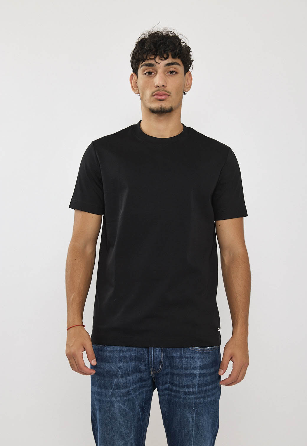 חולצת טי שירט לגברים בצבע שחור