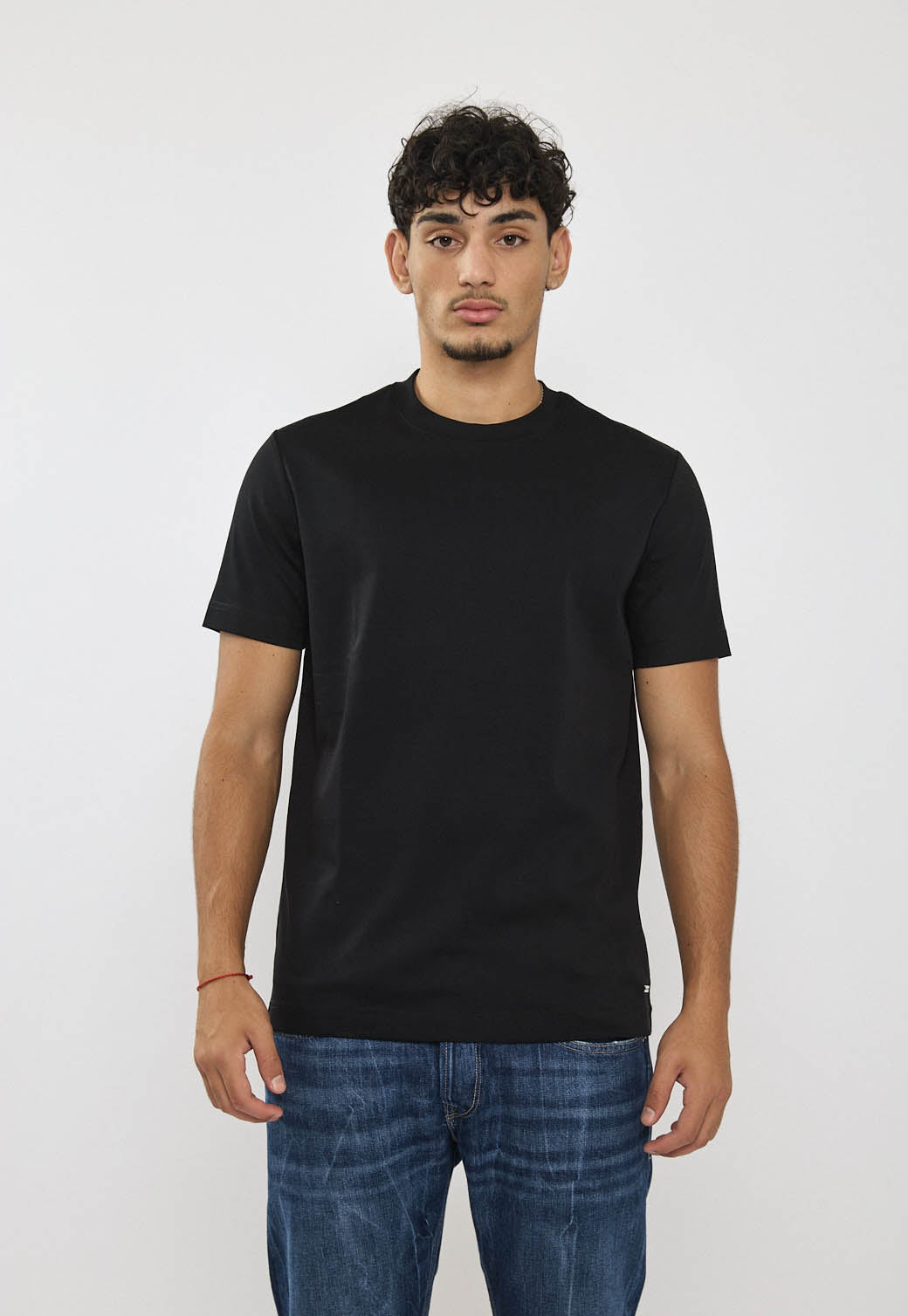 חולצת טי שירט לגברים בצבע שחור