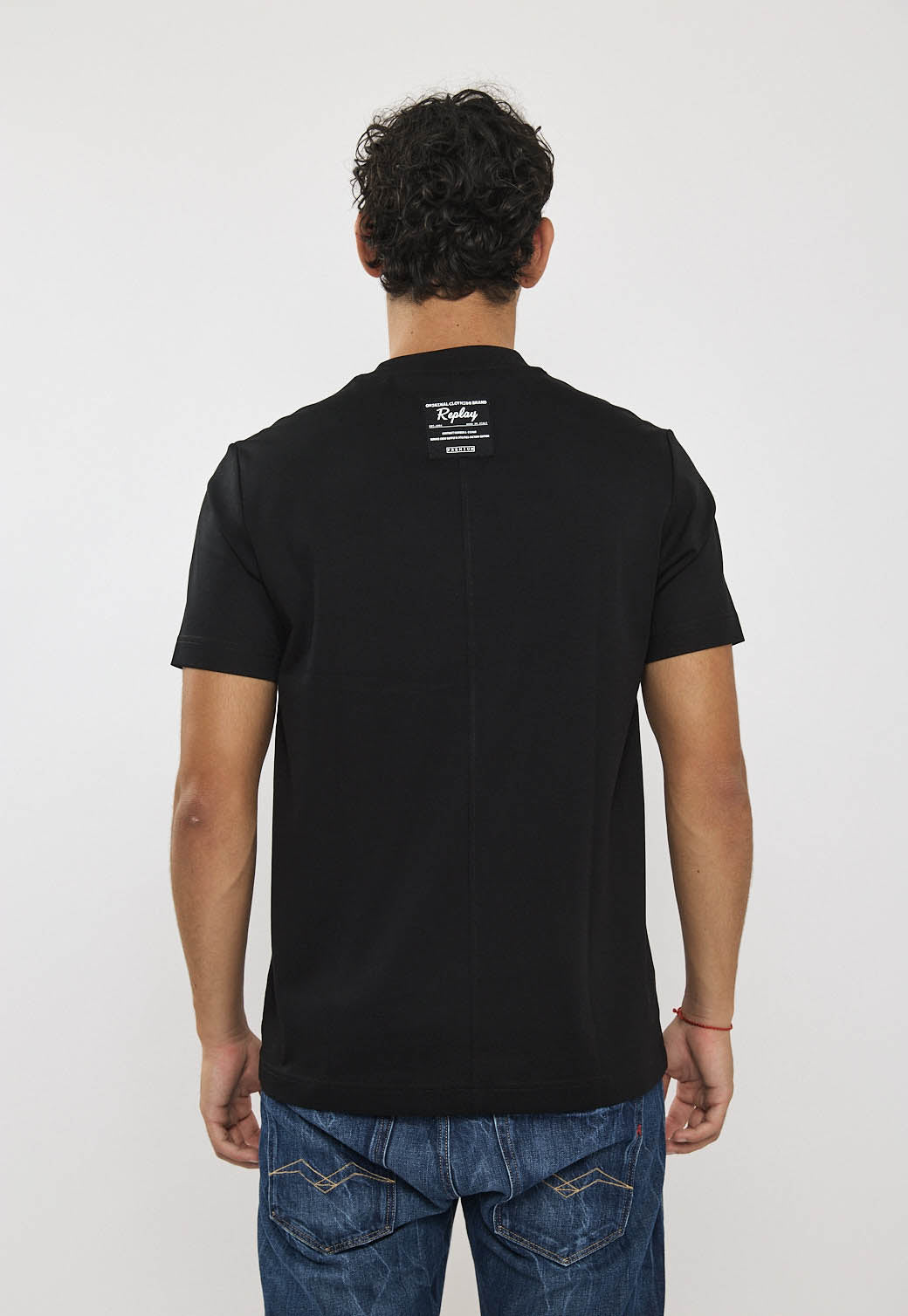 חולצת טי שירט לגברים בצבע שחור