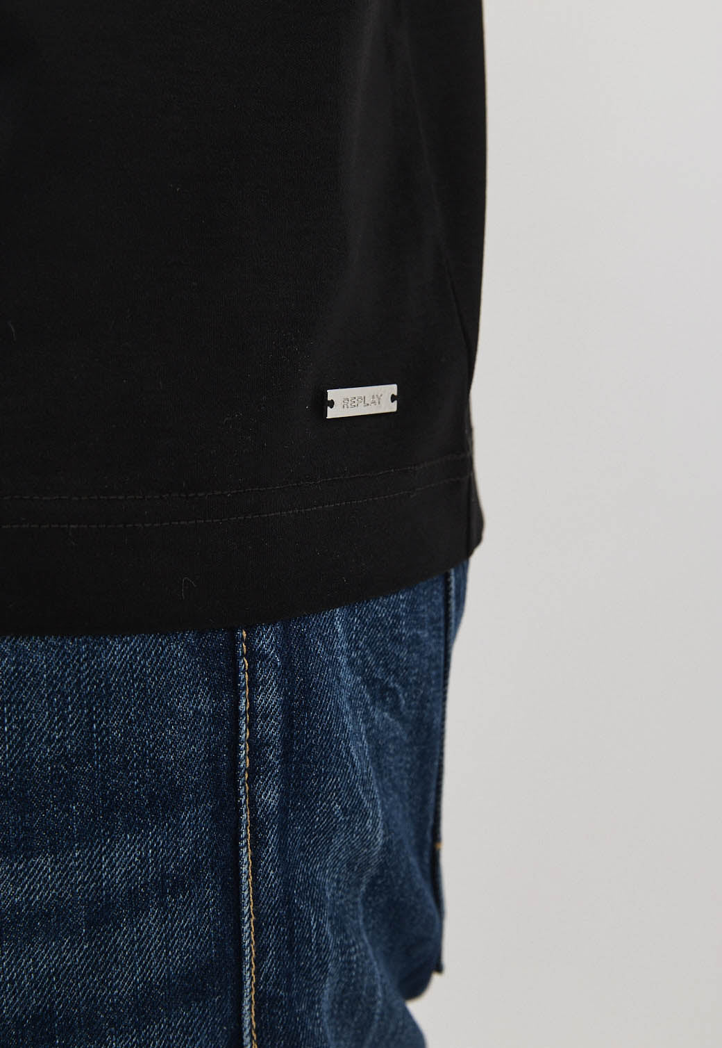 חולצת טי שירט לגברים בצבע שחור