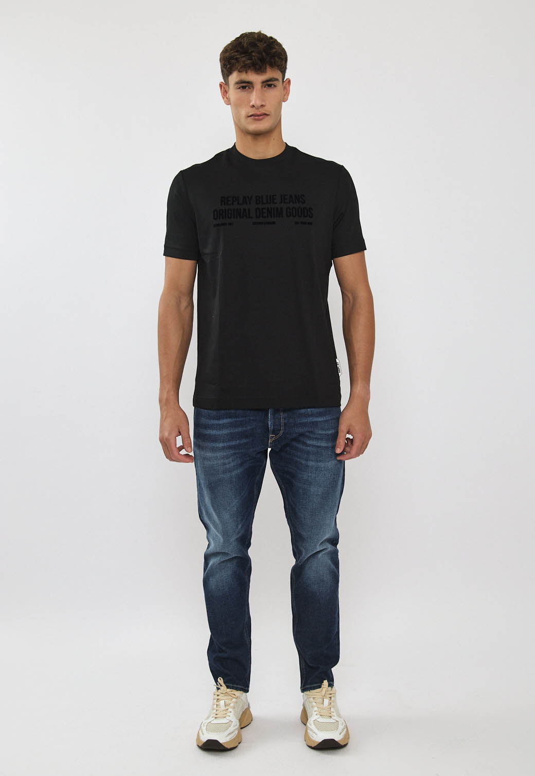 טי-שירט לגברים בצבע שחור עם הדפס בחזה