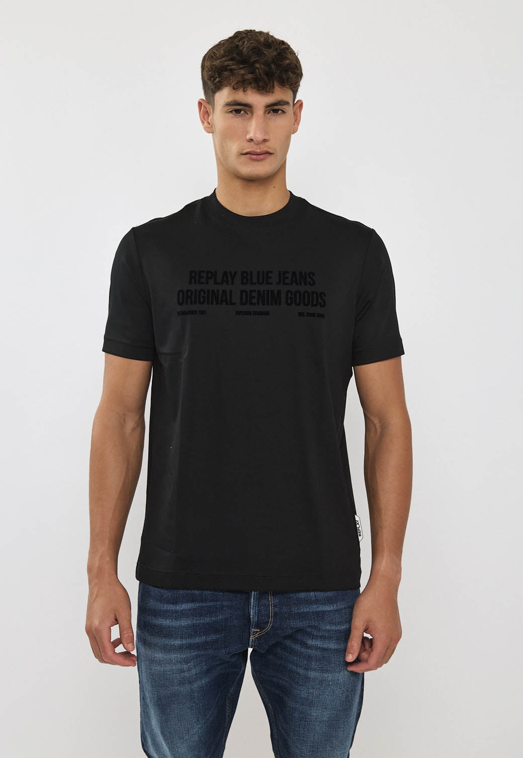 טי-שירט לגברים בצבע שחור עם הדפס בחזה