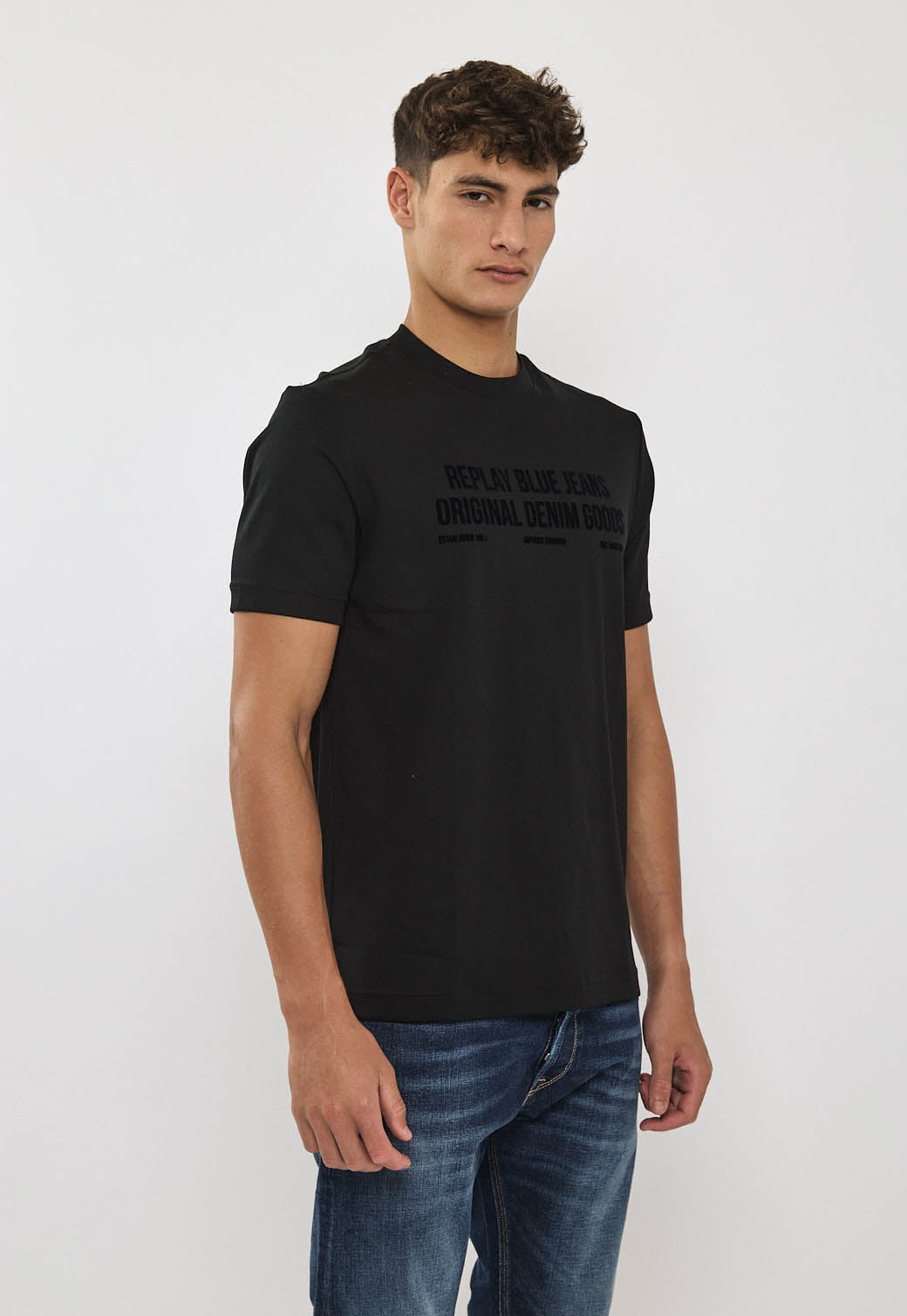 טי-שירט לגברים בצבע שחור עם הדפס בחזה