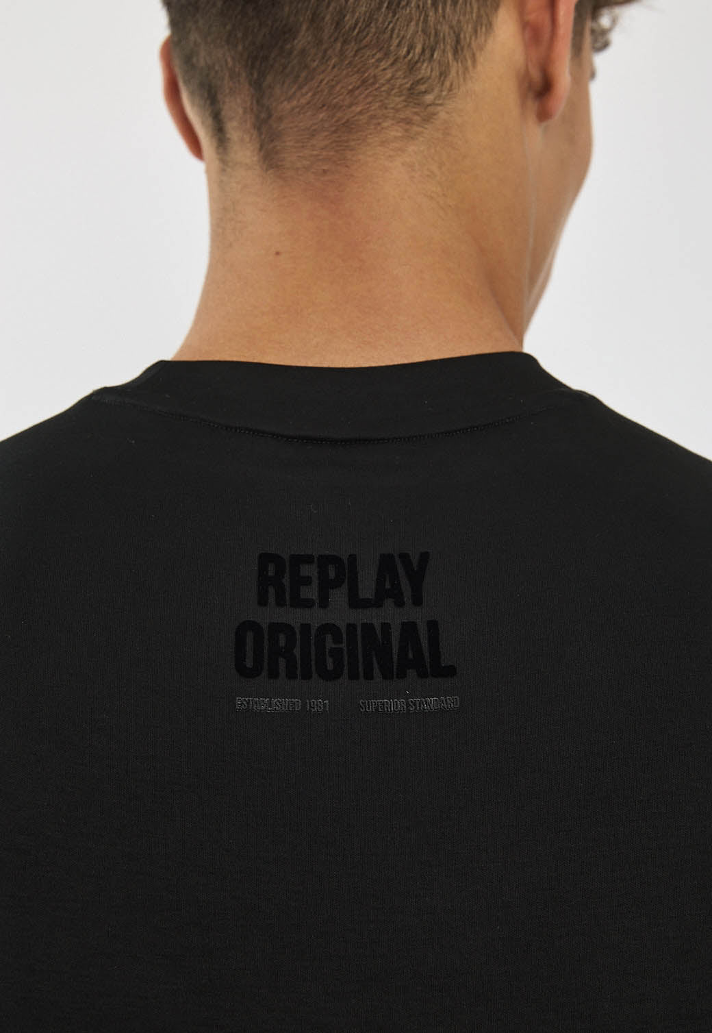 טי-שירט לגברים בצבע שחור עם הדפס בחזה