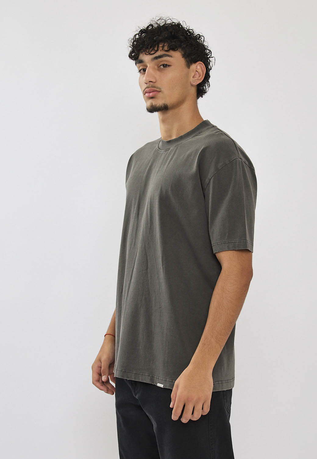 טי-שירט לגברים בצבע אפור בהיר עם לוגו בגב