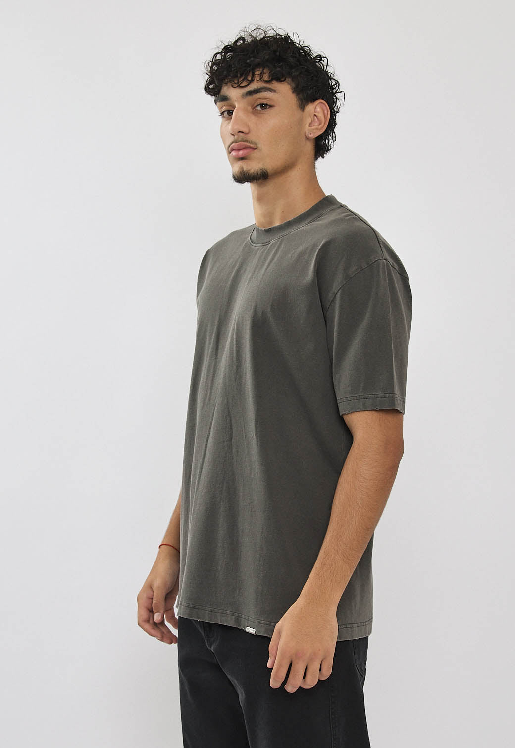 טי-שירט לגברים בצבע אפור בהיר עם לוגו בגב