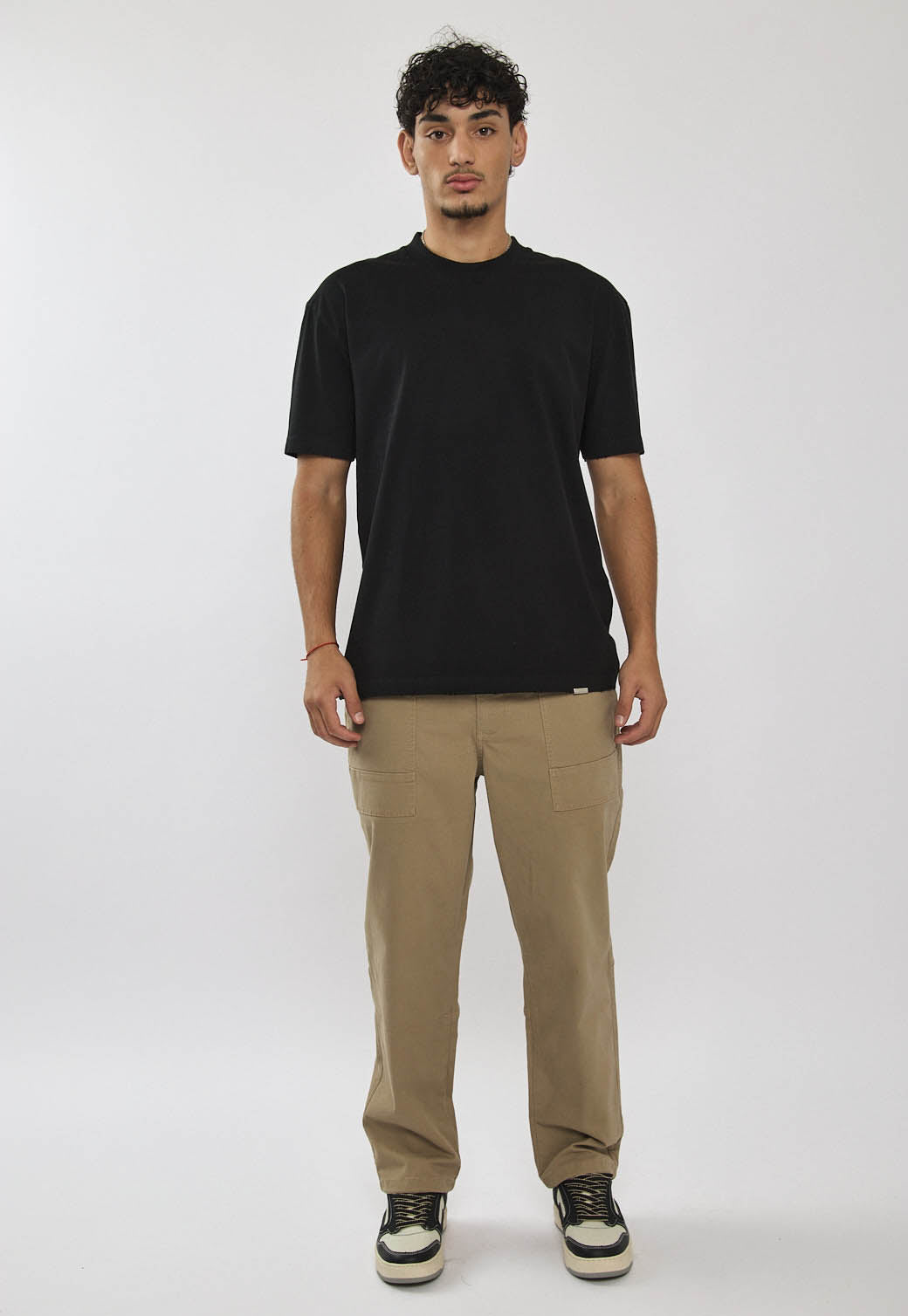 טי-שירט לגברים בצבע שחור