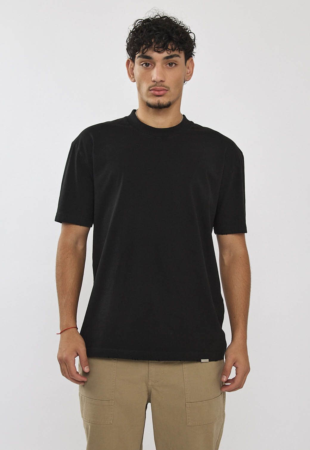 טי-שירט לגברים בצבע שחור