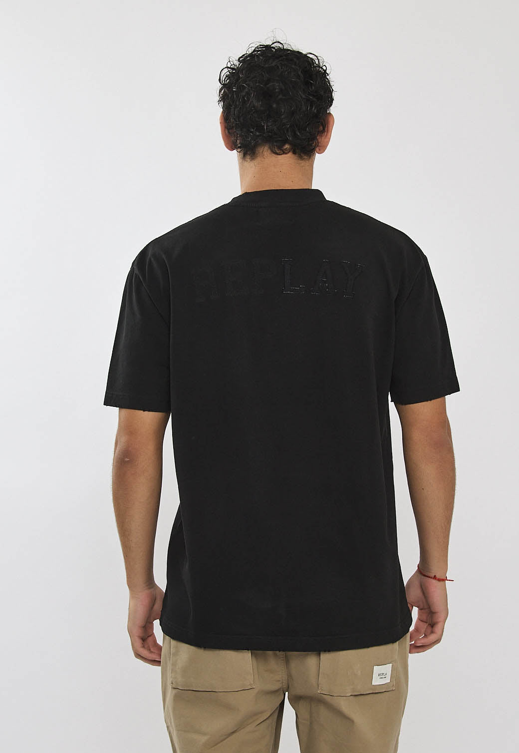 טי-שירט לגברים בצבע שחור