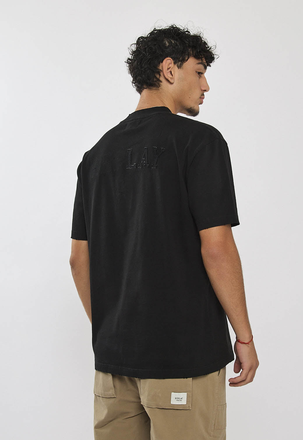 טי-שירט לגברים בצבע שחור