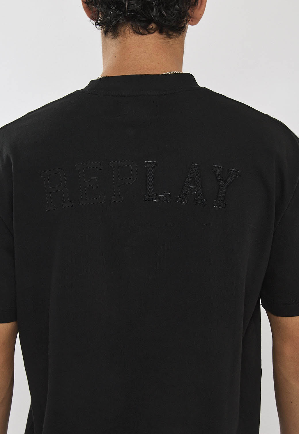 טי-שירט לגברים בצבע שחור